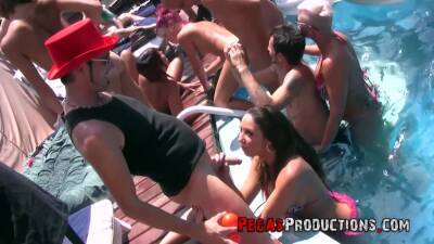 Hoge-ass Poolparty Orgy From The Before Times - France on youpornvideos.one