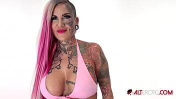 Evilyn Ink gets lubed up and rides the tremor on youpornvideos.one