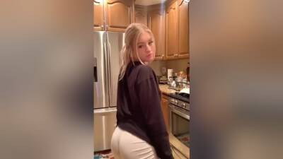 Hot Blonde Jiggling Her Ass In The Kitchen on youpornvideos.one