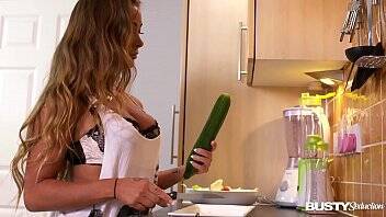 Busty seduction in kitchen makes Amanda Rendall fill her pink with veggies on youpornvideos.one