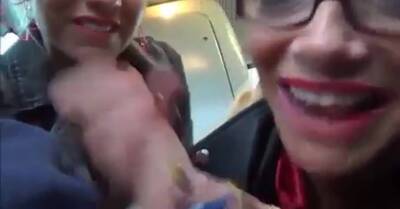 Zwei Schlampen geben mir im Bus Gruppen-Blowjob on youpornvideos.one