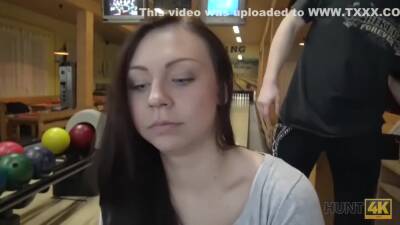 Il Gioco Del Bowling E Noioso Il Sesso Con Una Ragazza Carina Puo Rallegrare - Czech Republic on youpornvideos.one