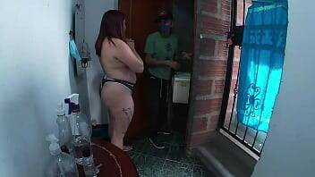 Repartidor afortunado se folla a una puta madura de culo grande cuando llega a su casa a vender comidas rapidas on youpornvideos.one