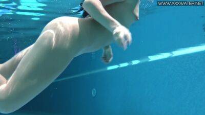 Jessica Lincoln In Cute Average Body Babe Jessica Swimming - Lincoln on youpornvideos.one