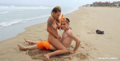 Inked hussy Lola Emme fucks horny dude on the beach on youpornvideos.one