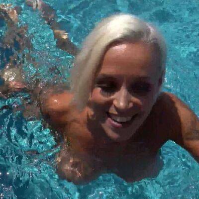 Notgeile Blonde Freundin besorgt es mir Outdoor am Pool - Germany on youpornvideos.one