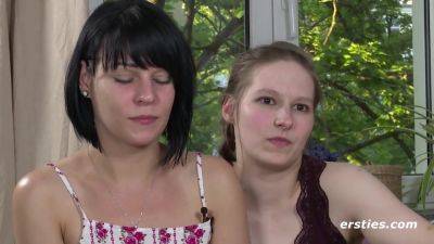 Wollustige Madels probieren ungewïhnliche Toys aus - Big tits German brunette lesbians - Germany on youpornvideos.one