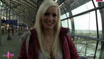 Amy Starr - Mitten Auf Dem Flughafen Gefickt - Germany on youpornvideos.one