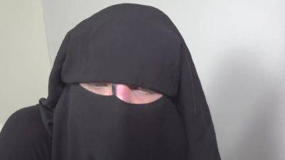 Muslim babe gets given a special gift - Czech Republic on youpornvideos.one