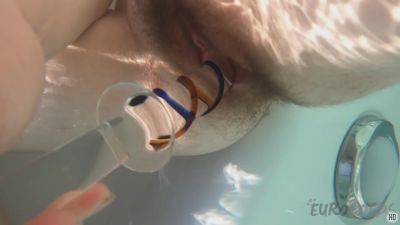 Hot Model Brille Masturbating Underwater In The Jacuzzi Unshaved Teen Pussy on youpornvideos.one