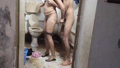 Saali Ki Gand Mari Jiju Ne Chup Chup Ke Bathroom Me Jake on youpornvideos.one