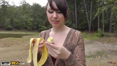 Amateur porn video in the park: Carl & Brunette Cheyenne with piercing on youpornvideos.one