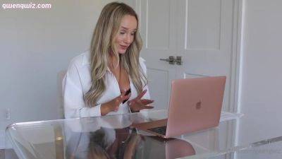 Gwen Gwiz - Fucking The Boss on youpornvideos.one