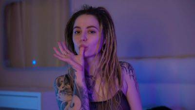 Babe With Dreadlocks And Tattoos Plays With Pussy While Is Home on youpornvideos.one