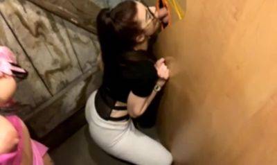 Deux coquines sucrant au gloryhole - France on youpornvideos.one