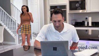 Stepdaughter Mia Taylor Catches Stepdad Jerking Off on youpornvideos.one